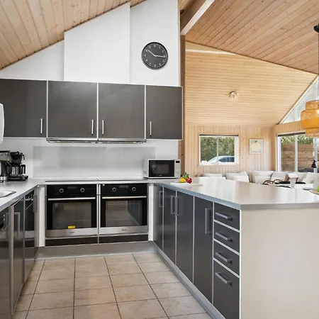 Сasa de vacaciones Lovely In Idestrup With Private Swimming Pool, Be Inside Or Outside Bøtø By