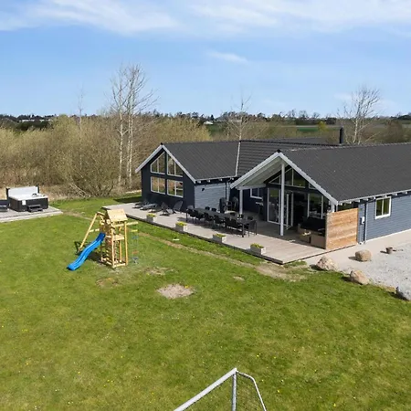 Сasa de vacaciones Lovely In Idestrup With Private Swimming Pool, Be Inside Or Outside Bøtø By