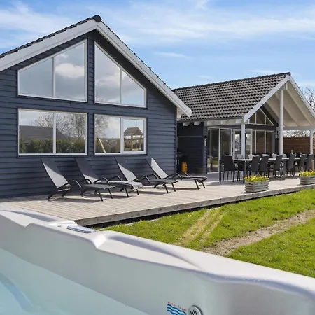 Сasa de vacaciones Lovely In Idestrup With Private Swimming Pool, Be Inside Or Outside Bøtø By